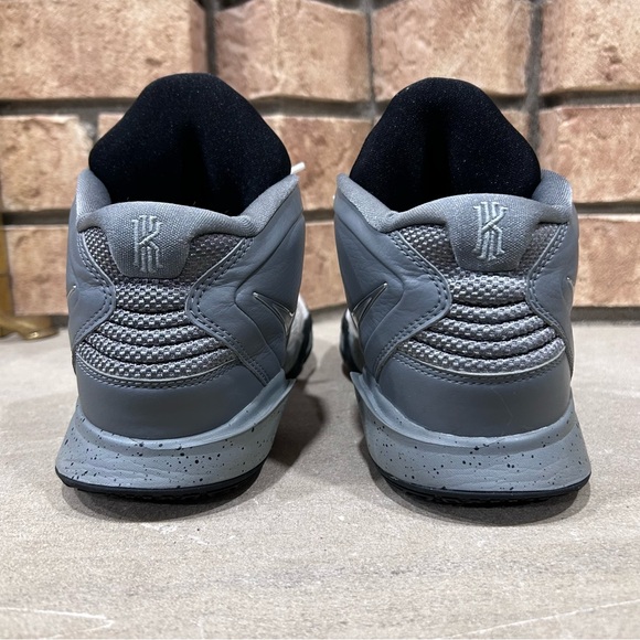 Nike Boys Kyrie Infinity SE DD0335-108 Gray women’s Sneakers Size 8.5 / kids 7Y - Picture 3 of 5